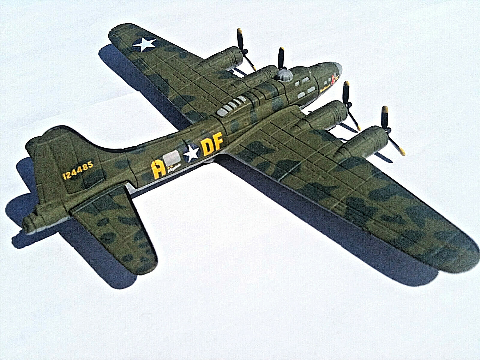 Corgi Boeing B17F Flying Fortress USAAF 91st BG,324th BS, “Memphis Belle” 1:300