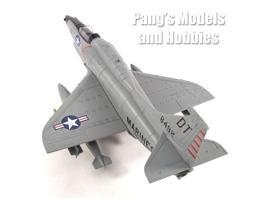 Douglas A-4 A-4D Skyhawk VMA-242 “Bats” MARINES 1962 1/72 Scale Diecast Model