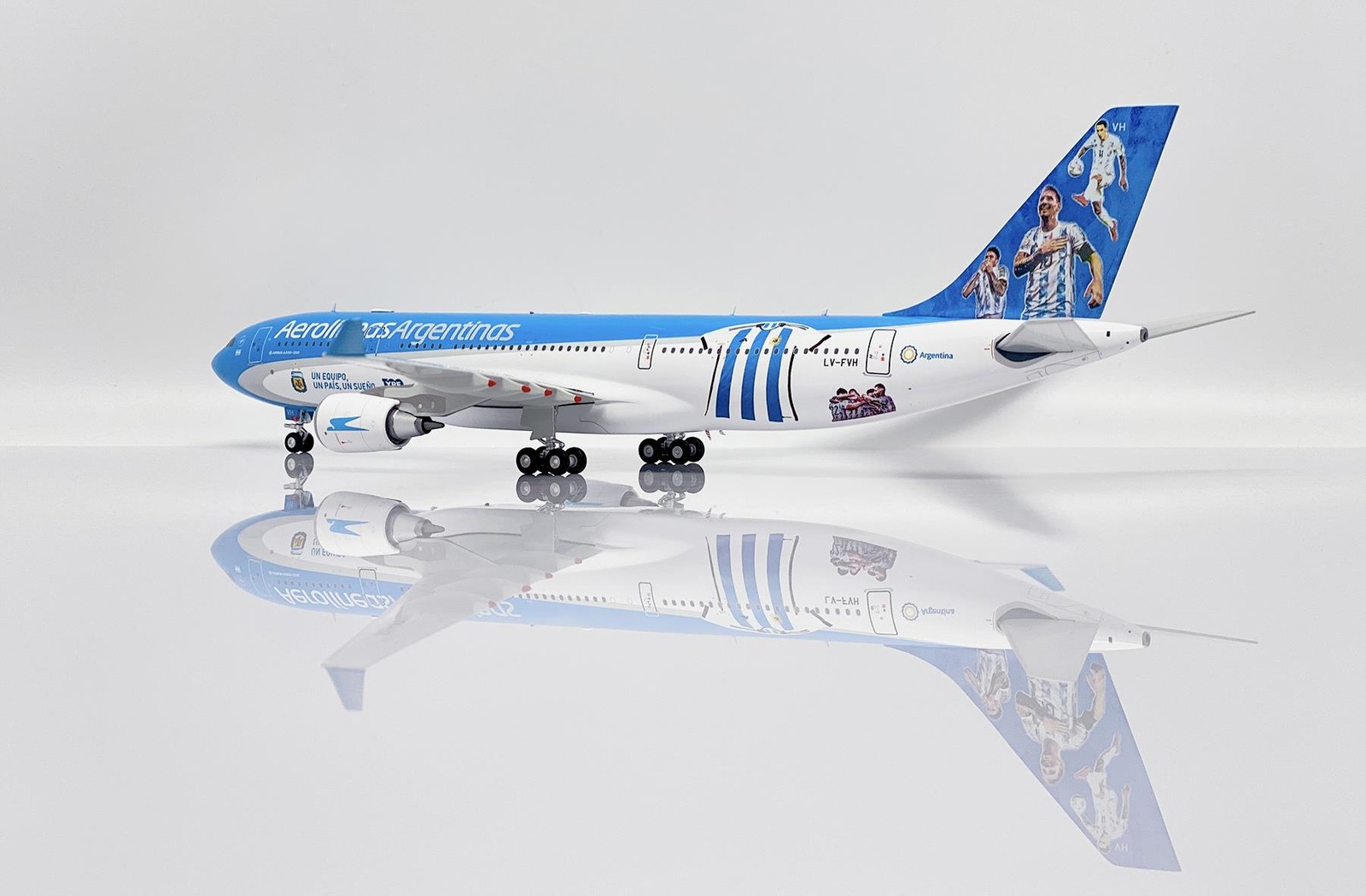 Aerolineas Argentinas Airbus A330-200 LV-FVH 1:200 Scale JC Wings SA2036