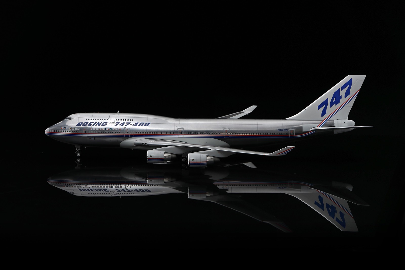 SQ Wings 1:200 Boeing B747-400 “House Colours – Flaps Up” N401PW