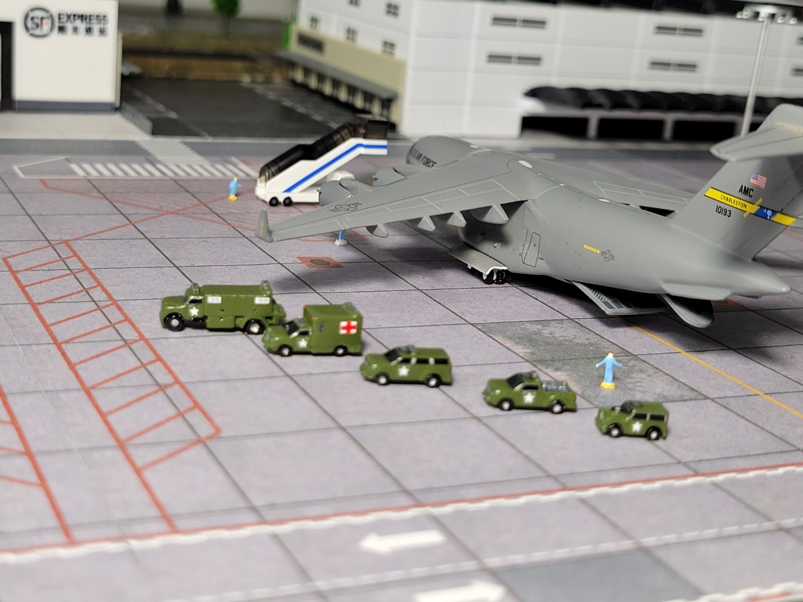 Artistic400 Airport Accessories GSE 1:400 Scale ARMY Vehicles 5-Pack