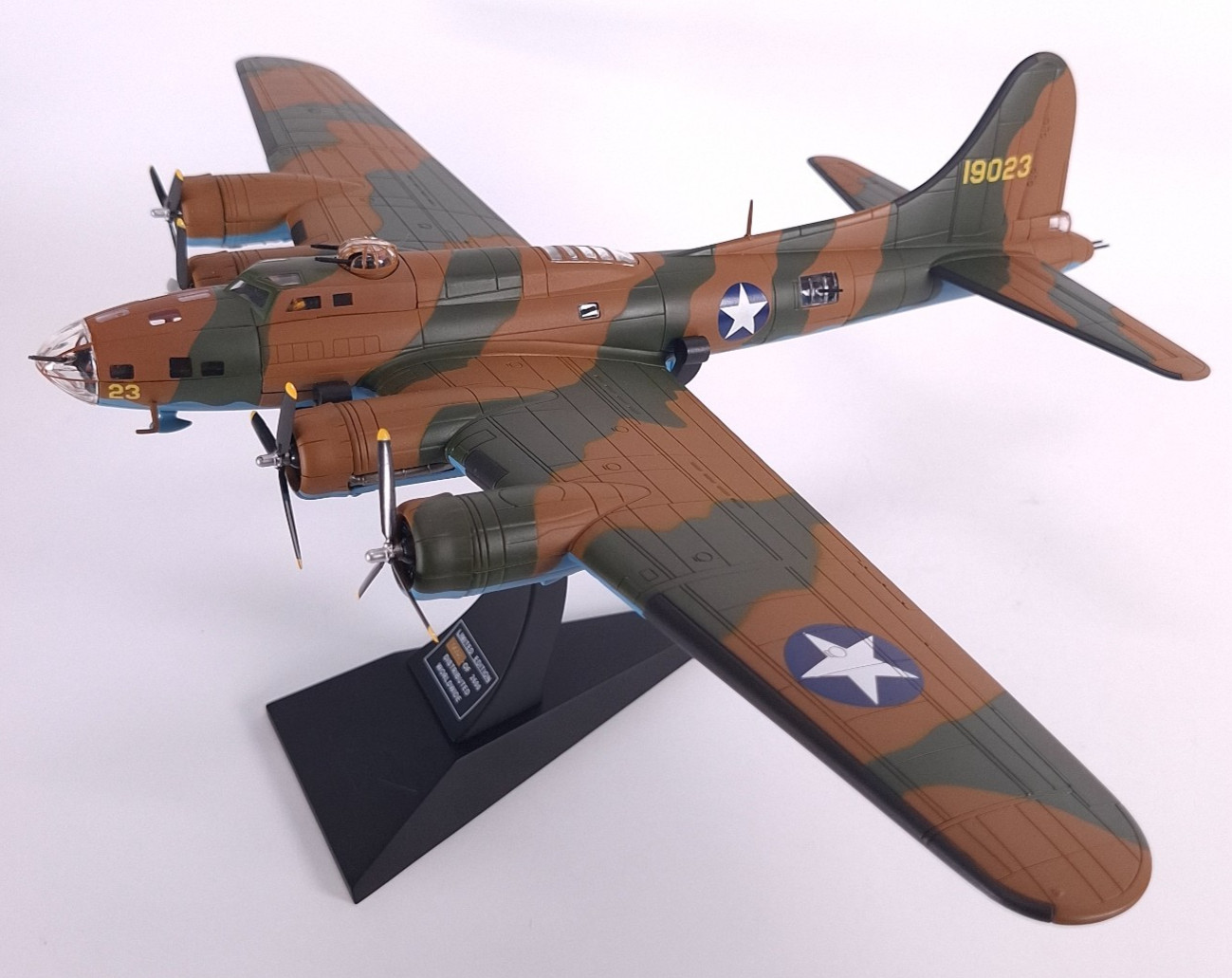 Corgi 1:72 Scale AA33304 Boeing B-17E Yankee Doodle 414 Sqn./97th BG – Boxed