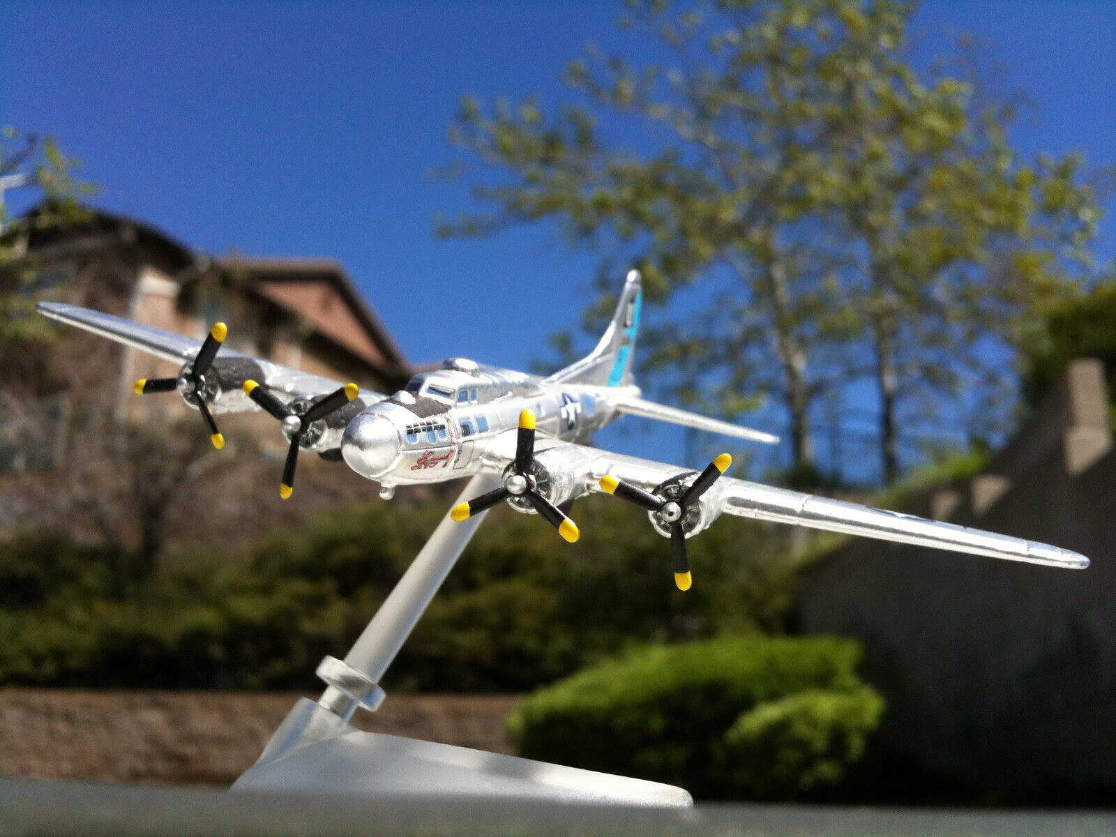 Corgi Boeing B17G Flying Fortress Confed. Air Force “Sentimental Journey” 1:300