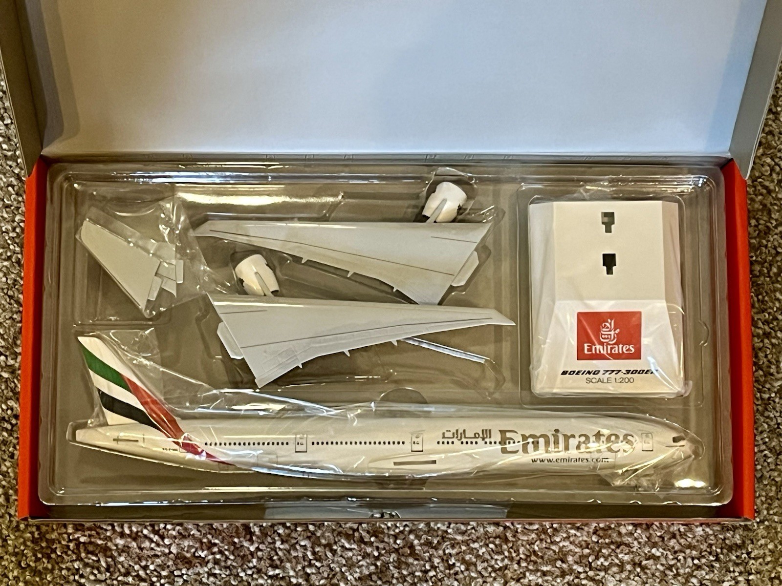 EMIRATES 777-300ER MODEL PLANE 1/200 SCALE