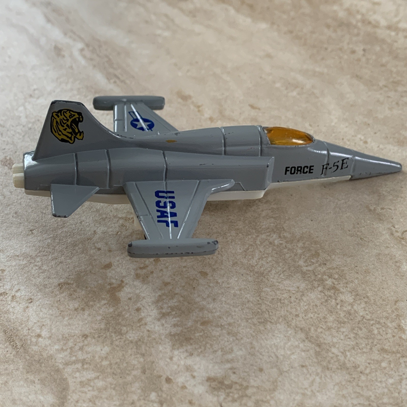 F-15 Eagle – USAF Airplane F5A Freedom Missing Wheels
