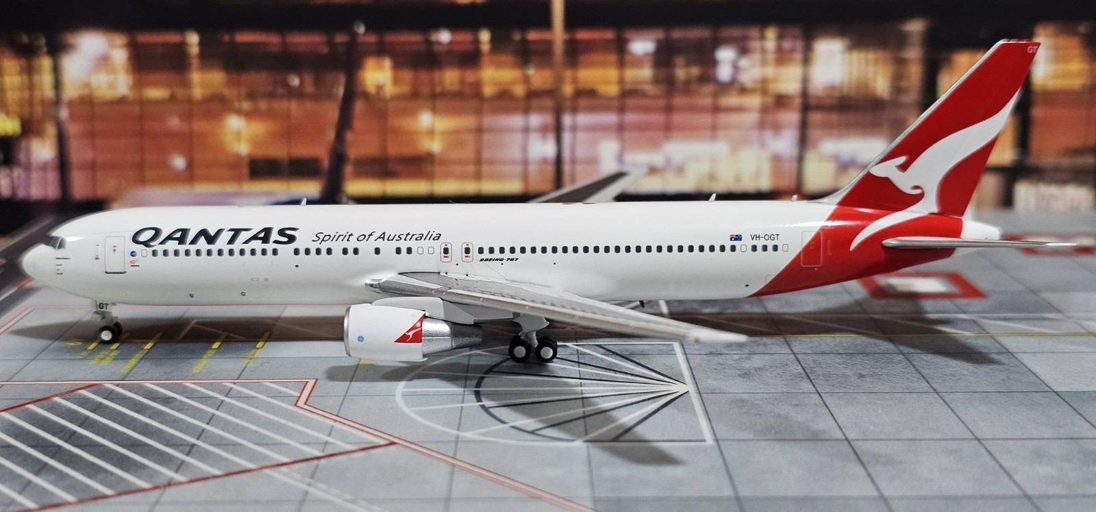 Panda Models 1:400 Qantas Airways Boeing B767-300(ER) “Maroochydore” VH-OGT