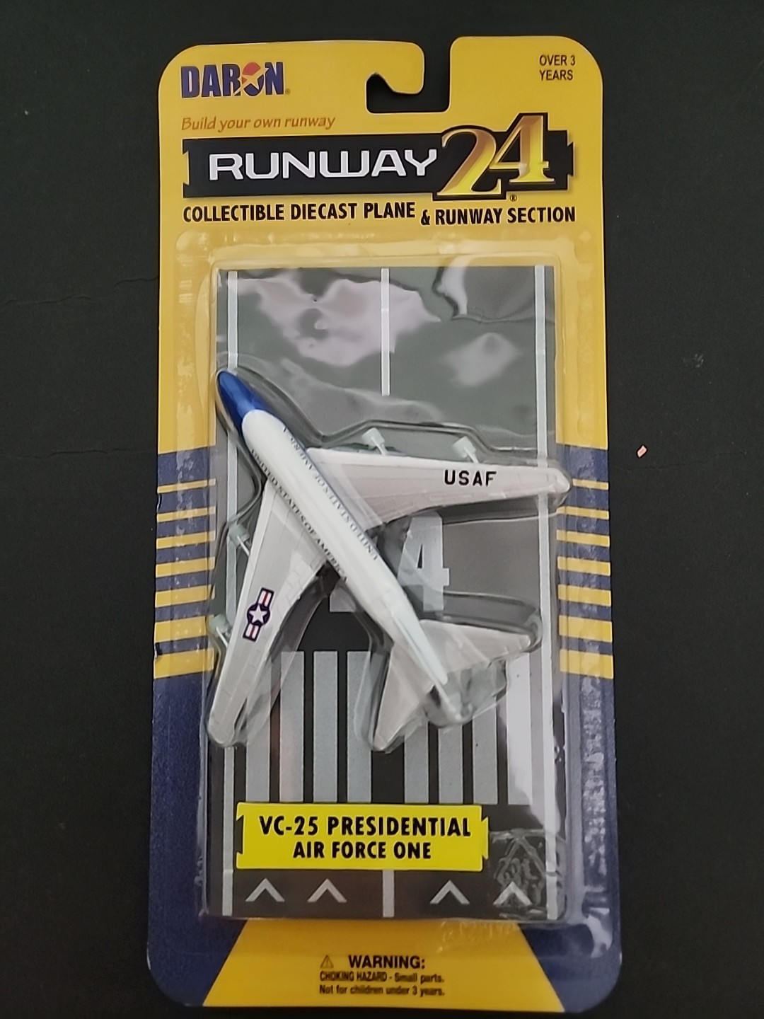 Daron Runway 24 Diecast with Runway Section – AIR FORCE ONE VC25 / 747