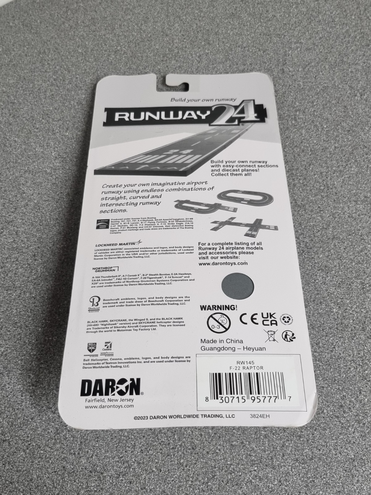 Daron Runway 24 Diecast F-22 Raptor (USAF) & Runway Section Sealed
