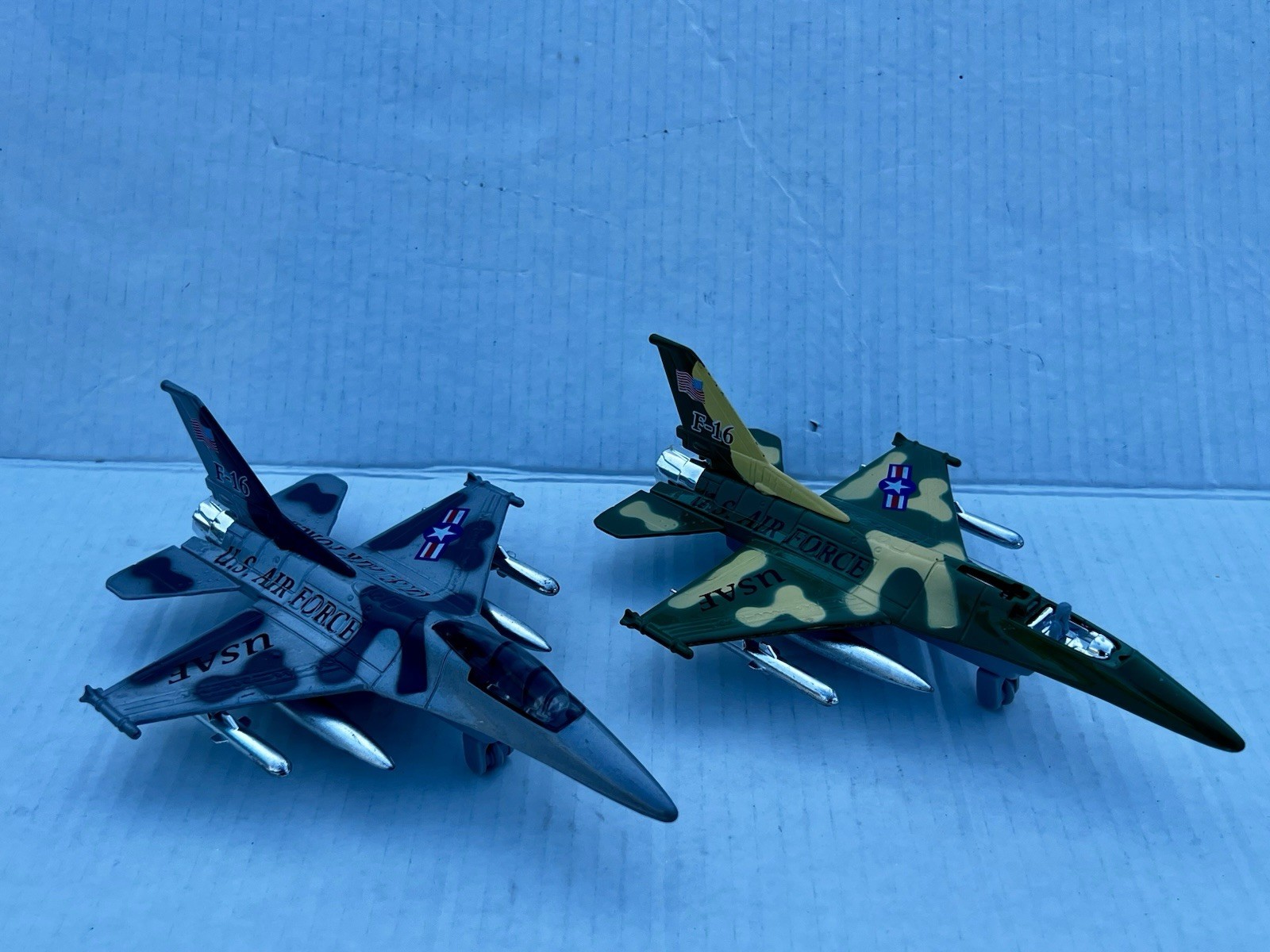 Daron Die Cast Metal F-16 US Air Force Airplanes 7.5”/ Carrier Pull Back Set/3