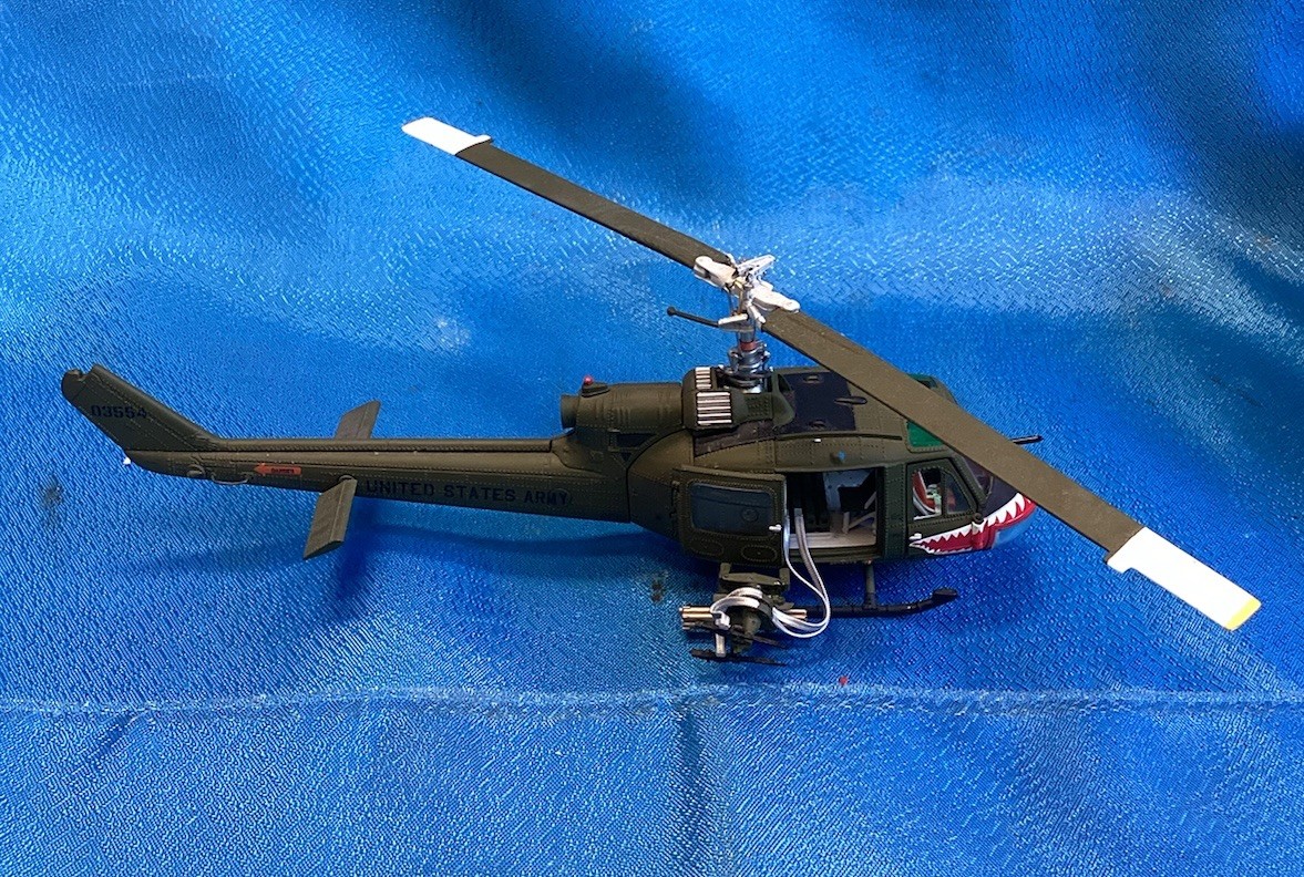 1/48 SCALE MODEL FRANKLIN MINT HUEY UH-1B ATTACK HELICOPTER CHOPPER GUNNER