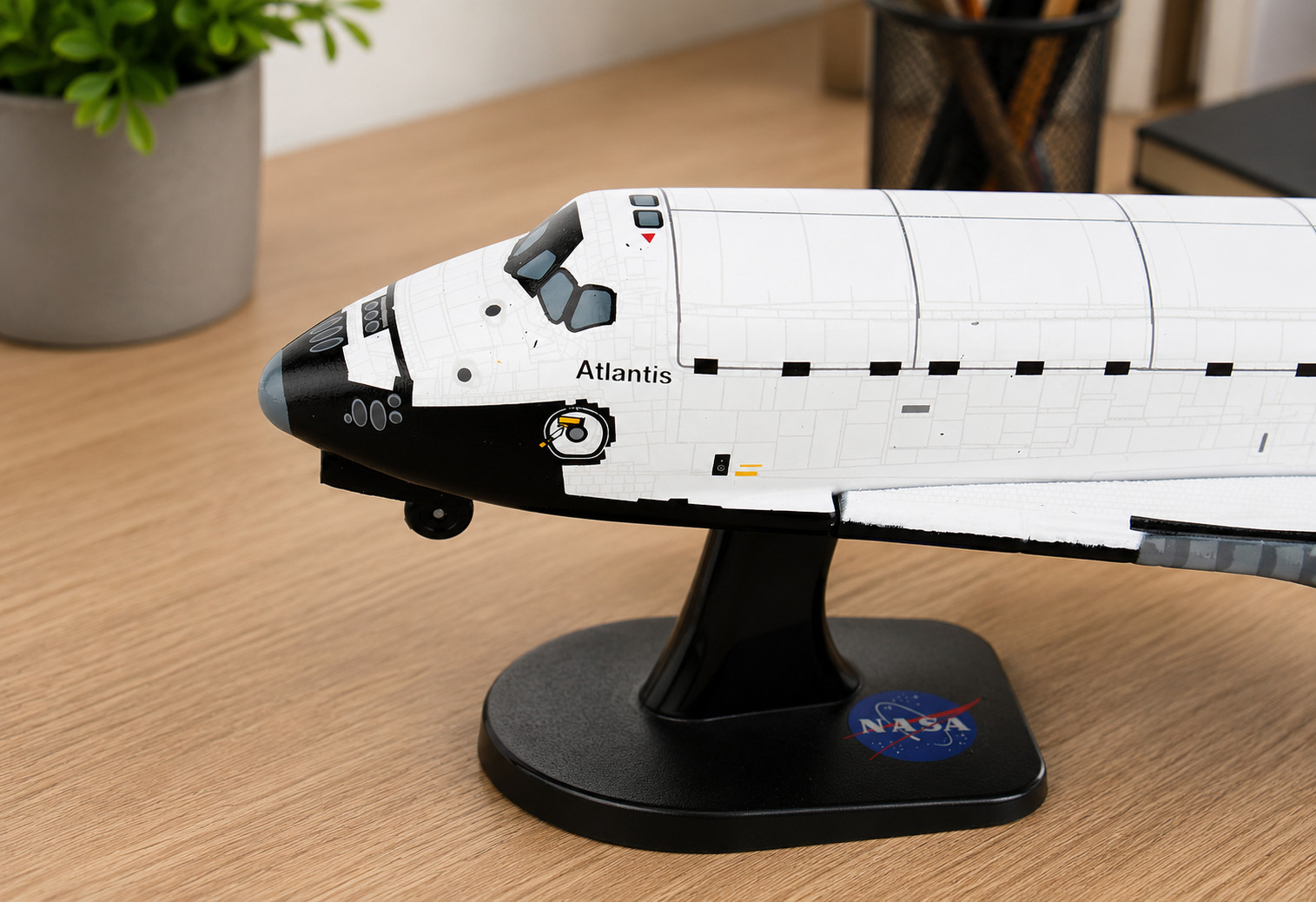 Space Shuttle Atlantis Die-Cast Spacecraft Model – 1/300 Scale NASA Orbiter Disp