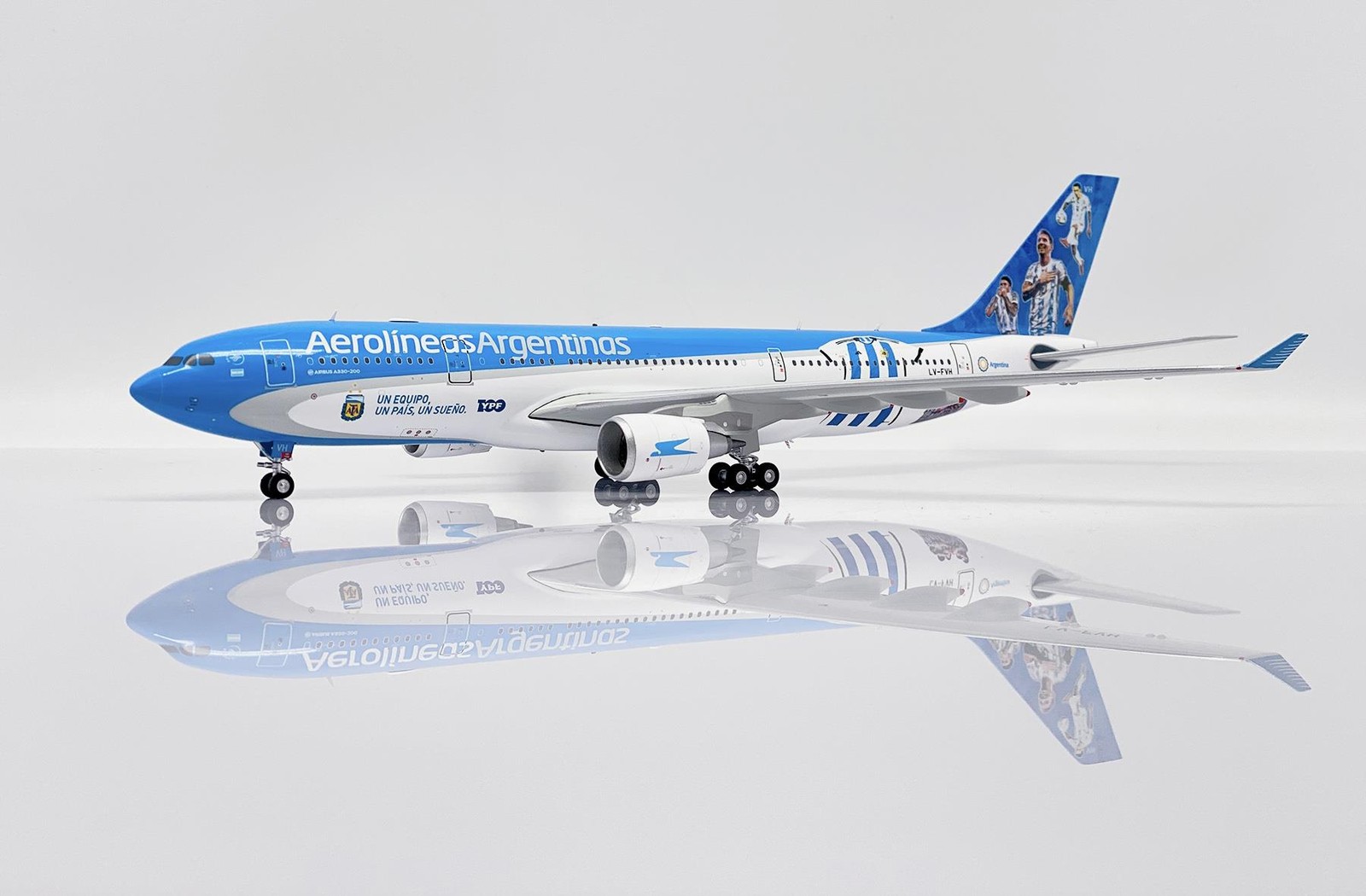 Aerolineas Argentinas Airbus A330-200 LV-FVH 1:200 Scale JC Wings SA2036
