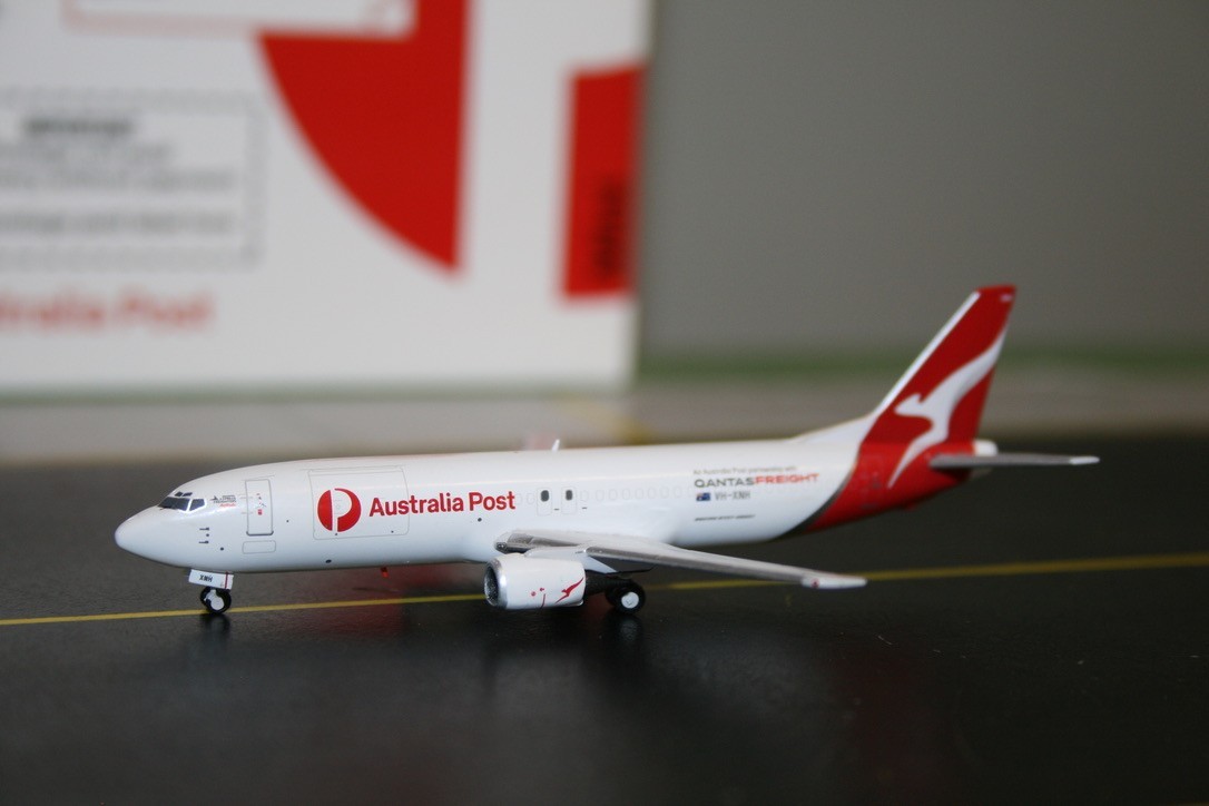 Panda Model 1:400 Qantas Freight Boeing 737-400F VH-XNH (PMVHXNH) Australia Post