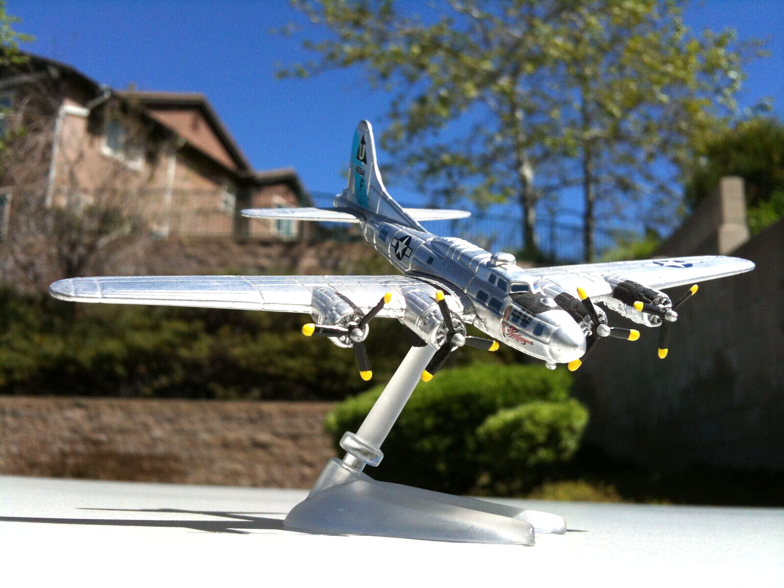 Corgi Boeing B17G Flying Fortress Confed. Air Force “Sentimental Journey” 1:300