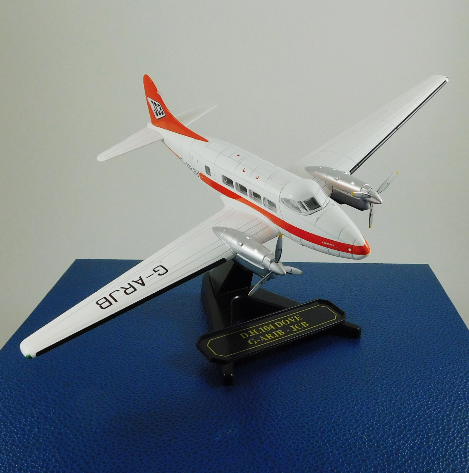 DH Dove G-ARJB (JCB Livery) Die-cast Model Aircraft Plane Scale:1:72