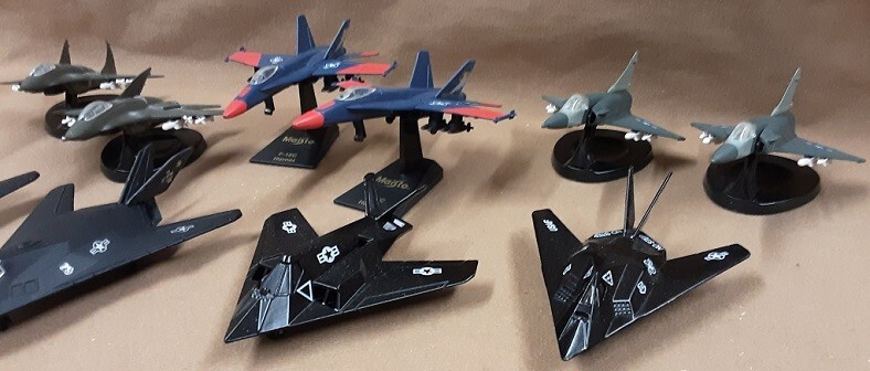10 Diecast Metal & Plastic Built-up Planes railroad gaming or displays
