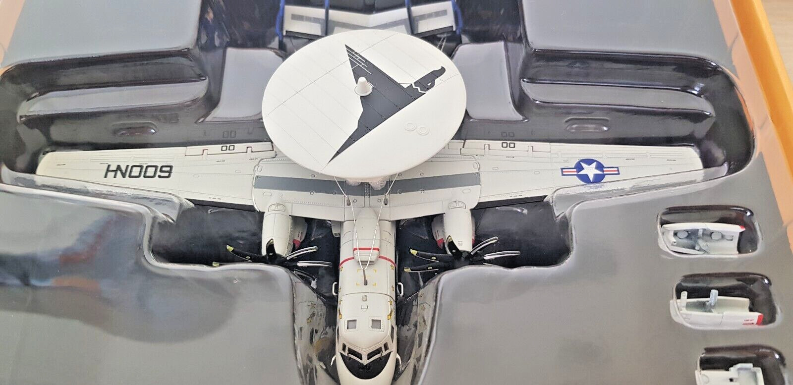 S14 Aviation Fighter 024 1:144 E-2C Hawkeye US Navy VAW-117″Wallbangers”, Nimitz