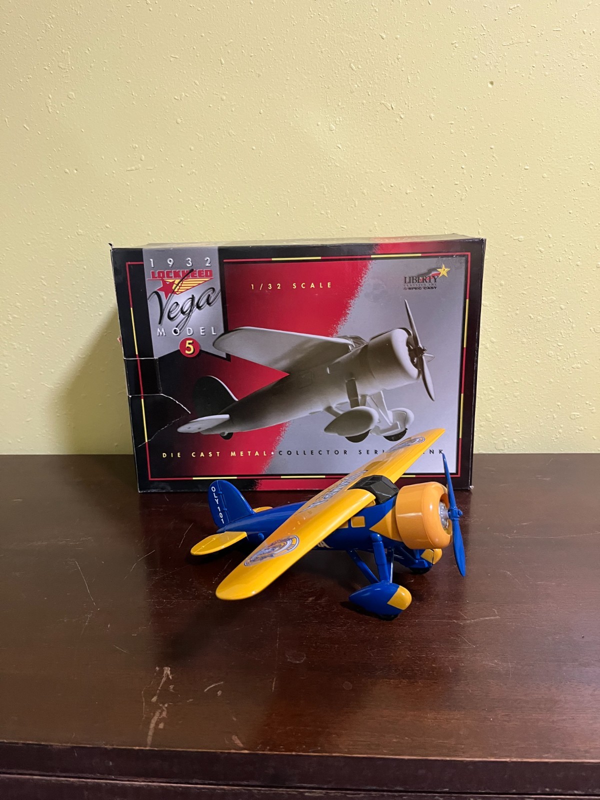 1932 Lockheed Model 5 Vega aircraft die-cast 1/32 scale collector bank