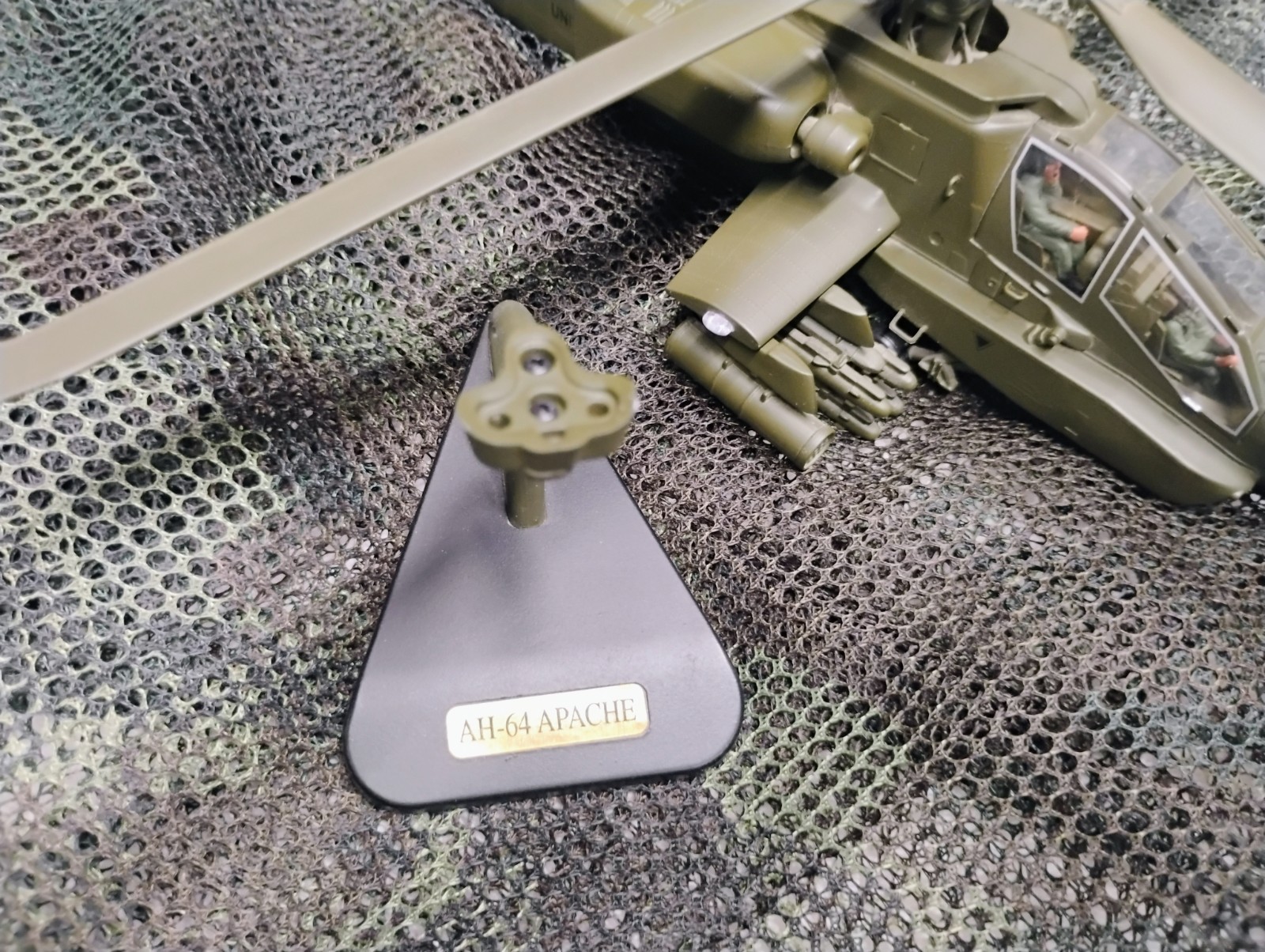 AH-64D Longbow Apache US Army Attack Helicopter 12″ Diecast Model RNLAF w Stand