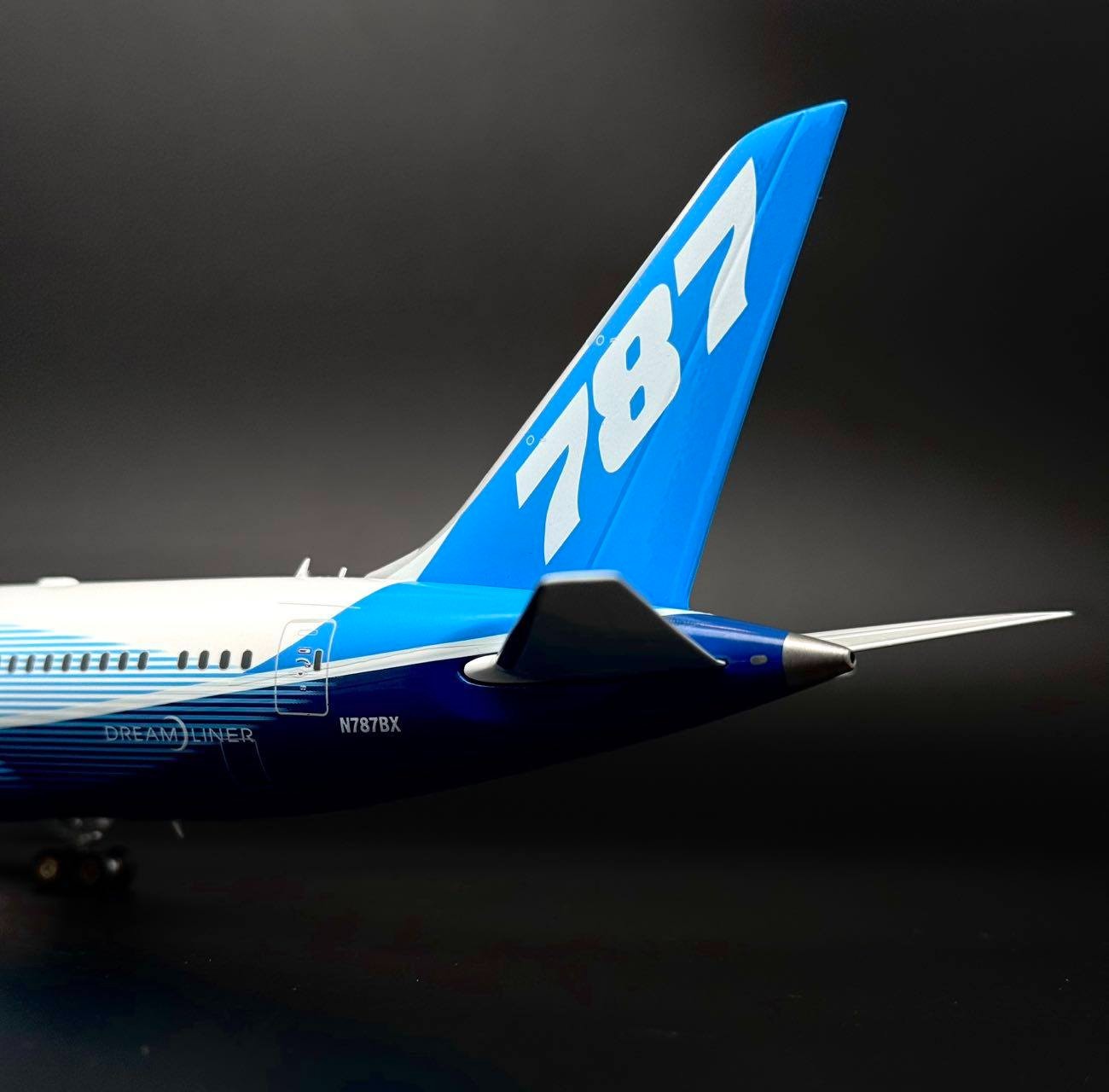 Boeing / Boeing 787-8 Dreamliner / N787BX / KJ-B788-106 / 1:200