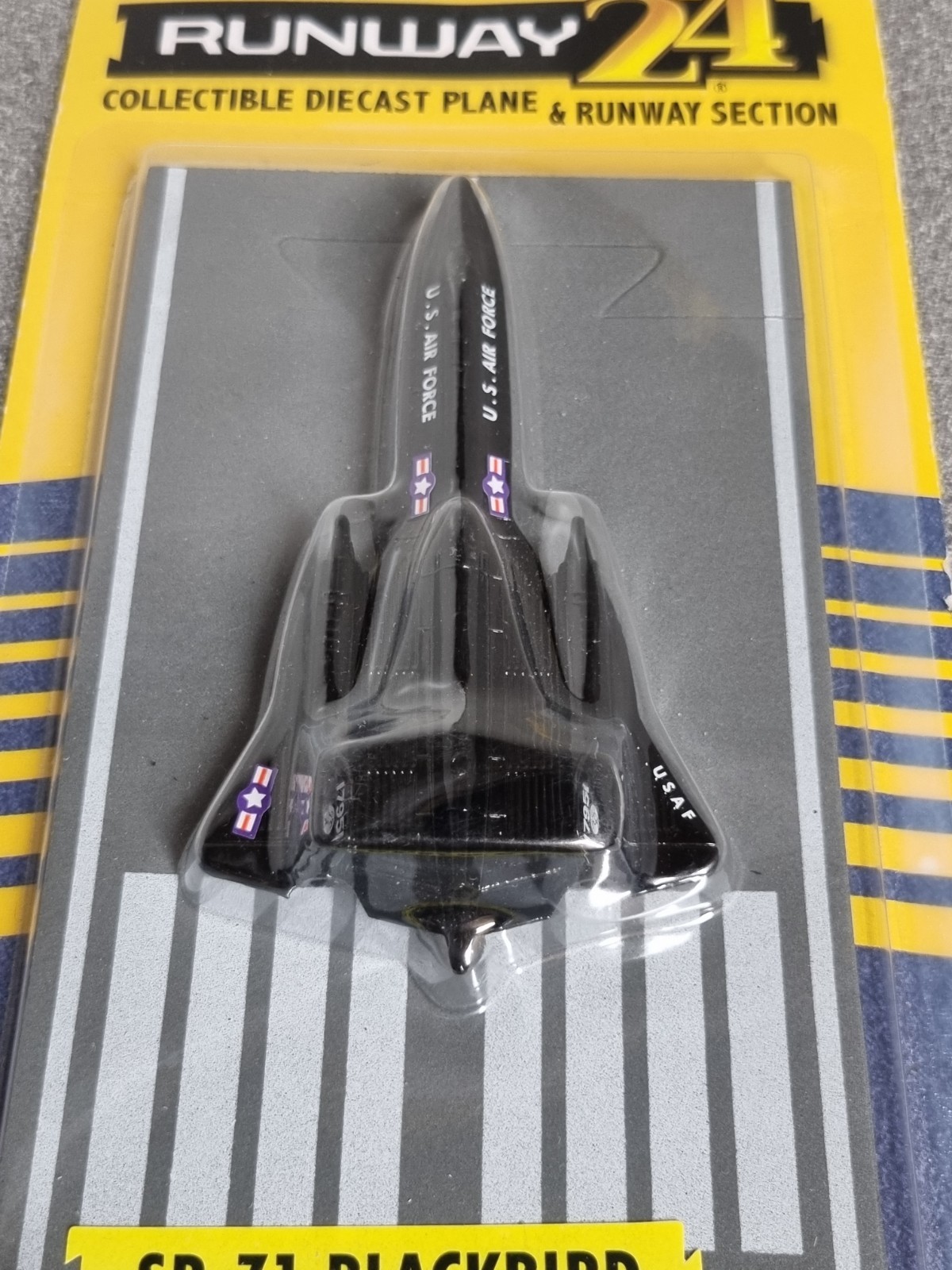 Daron Runway 24 Diecast SR-71 Blackbird (USAF) & Runway Section Sealed