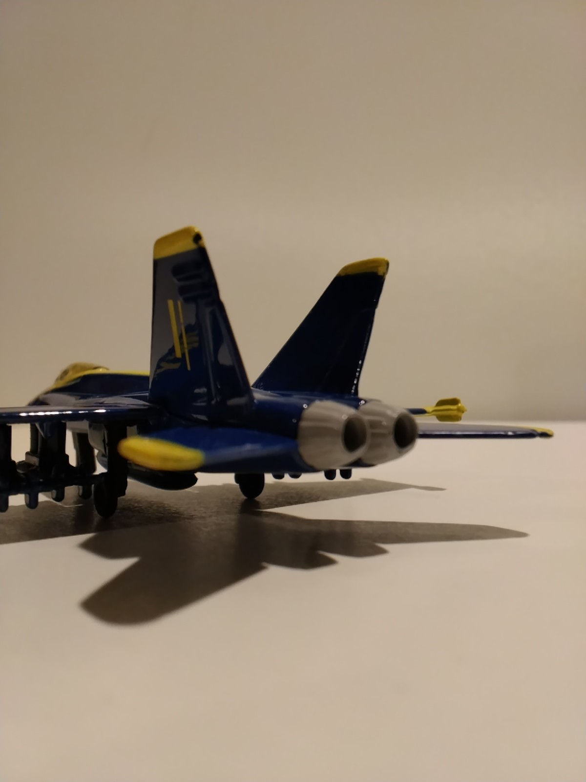 Maisto F18 Tailwinds U.S. Navy Blue Angels Fighter Jet MINT