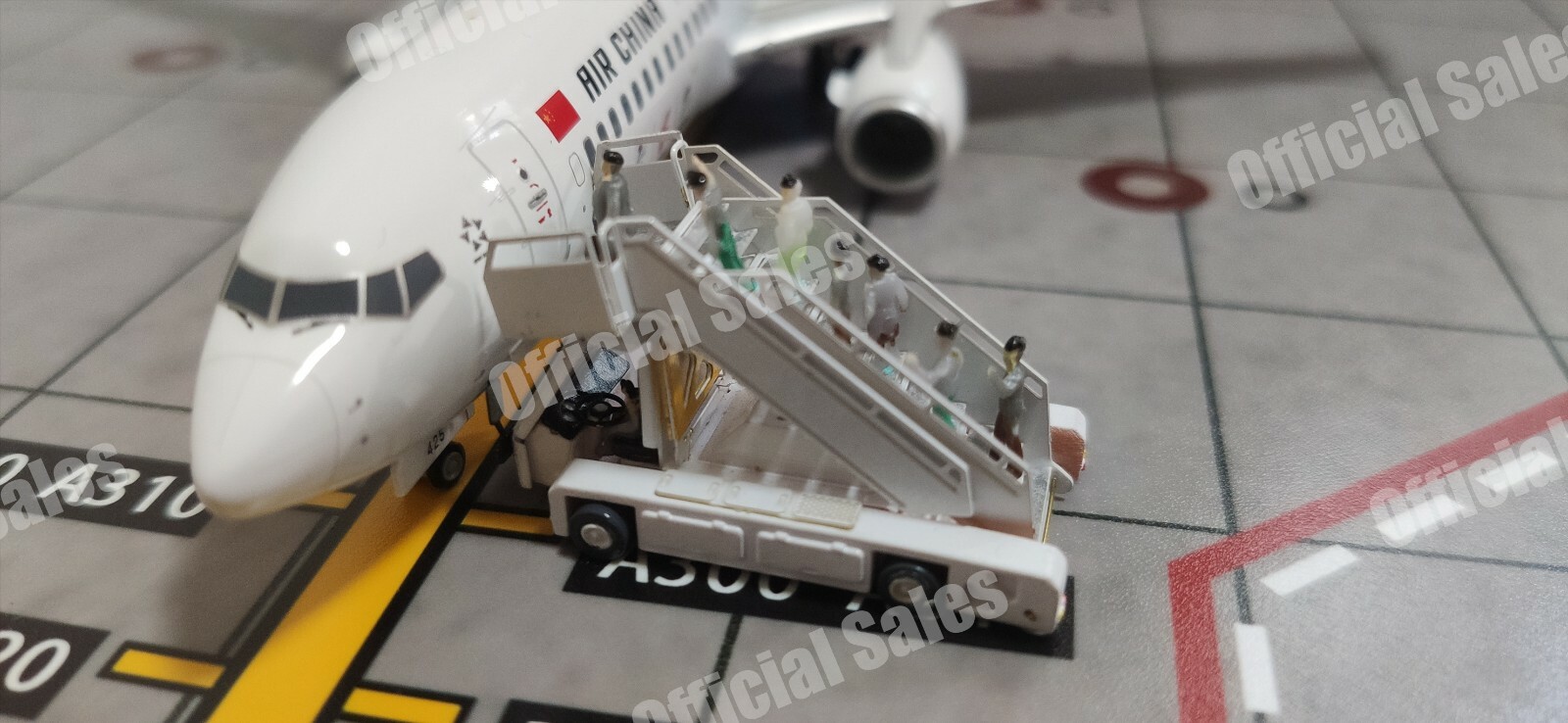 1/200 Airport GSE mobile boarding car Only suitable for low altitude aircraft
