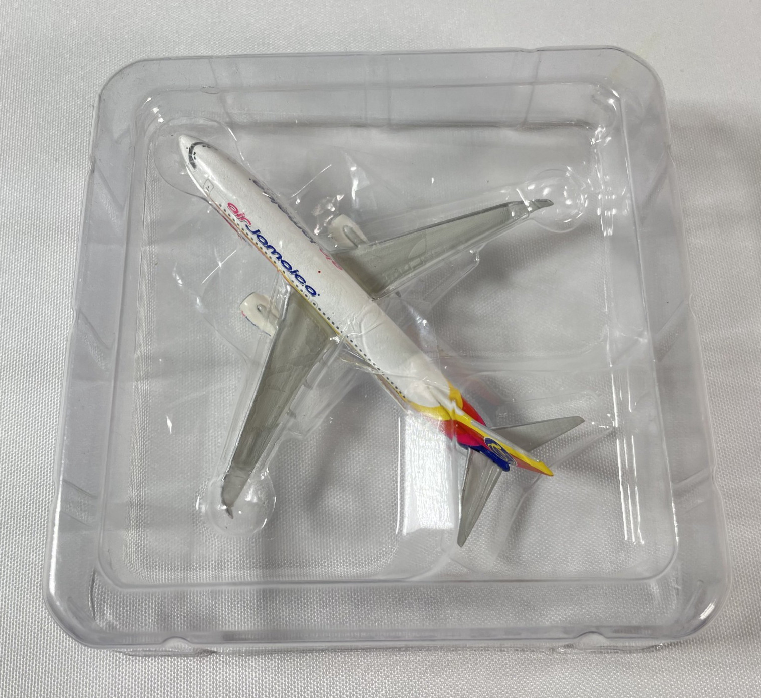 Herpa 1:500 Air Jamaica Caribbean Airlines Boeing 737-800 9Y-JMA 520706 Model