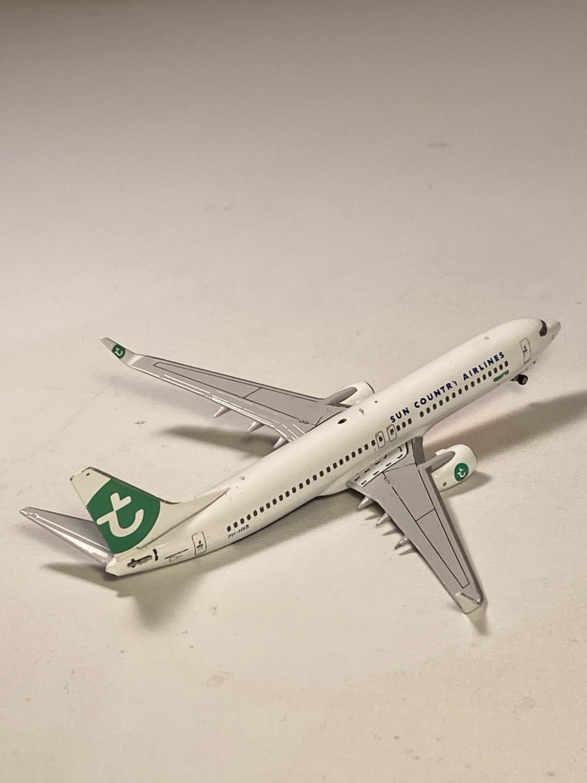 1:400 SUN COUNTRY BOEING 737-800WL TRANSAVIA HYBRID- No L Tires & L Stabilizer