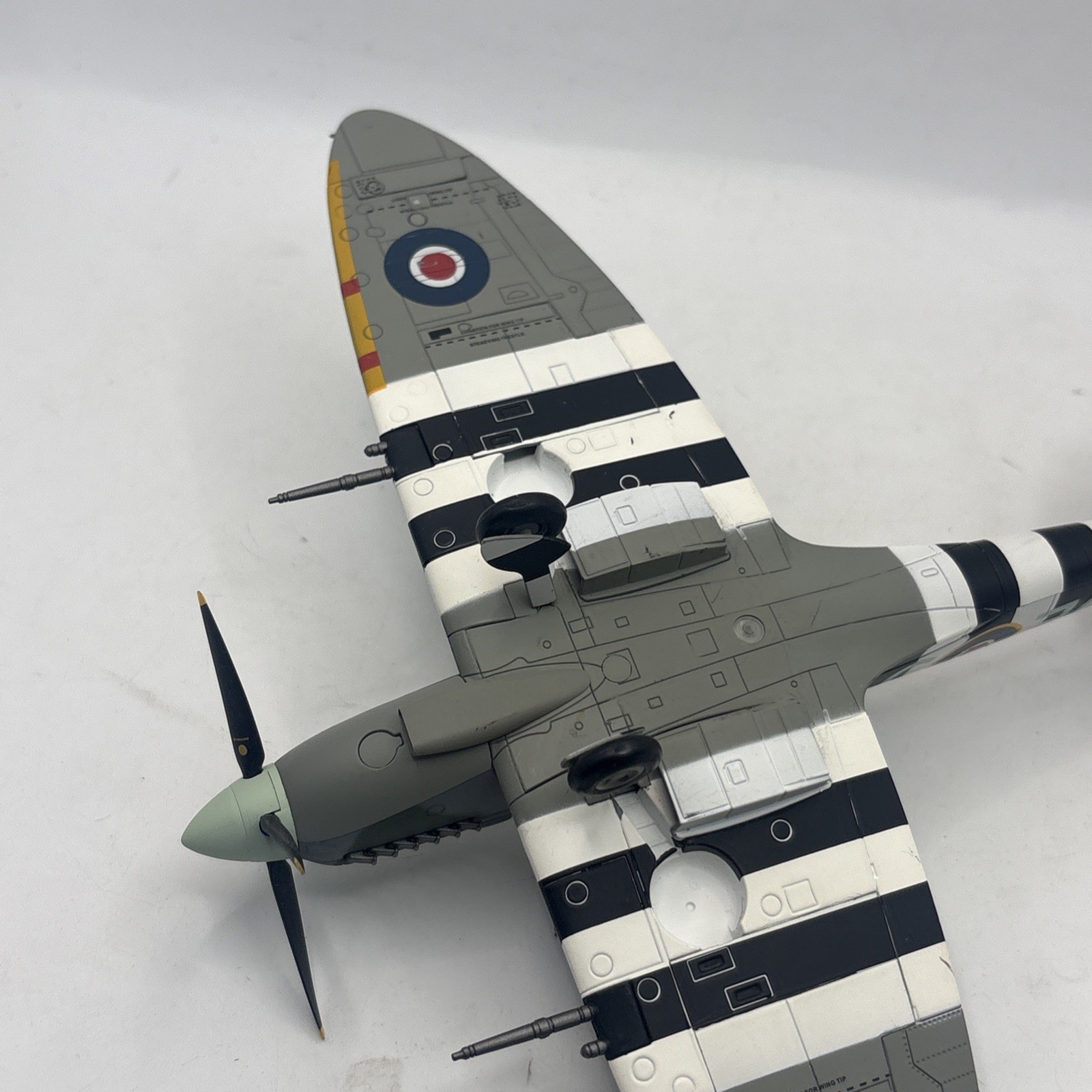Hobby Master 1:48 Spitfire Mk.IX Johnnie Johnson HA8301 Diecast Plane DAMAGED BO
