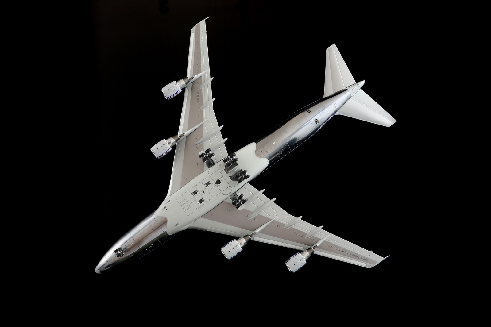 SQ Wings 1:200 Boeing B747-400 “House Colours – Flaps Up” N401PW