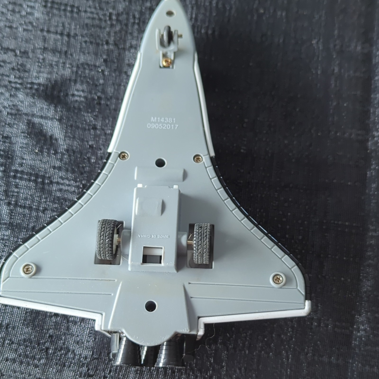 NASA Space Shuttle Endeavour Diecast 1:200 White/Black w/ Wheels M14381