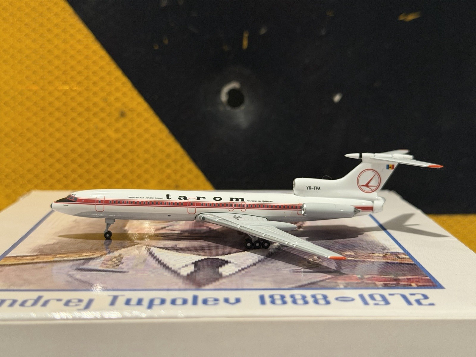 Aeroclassics 1:400 Tarom TU-154