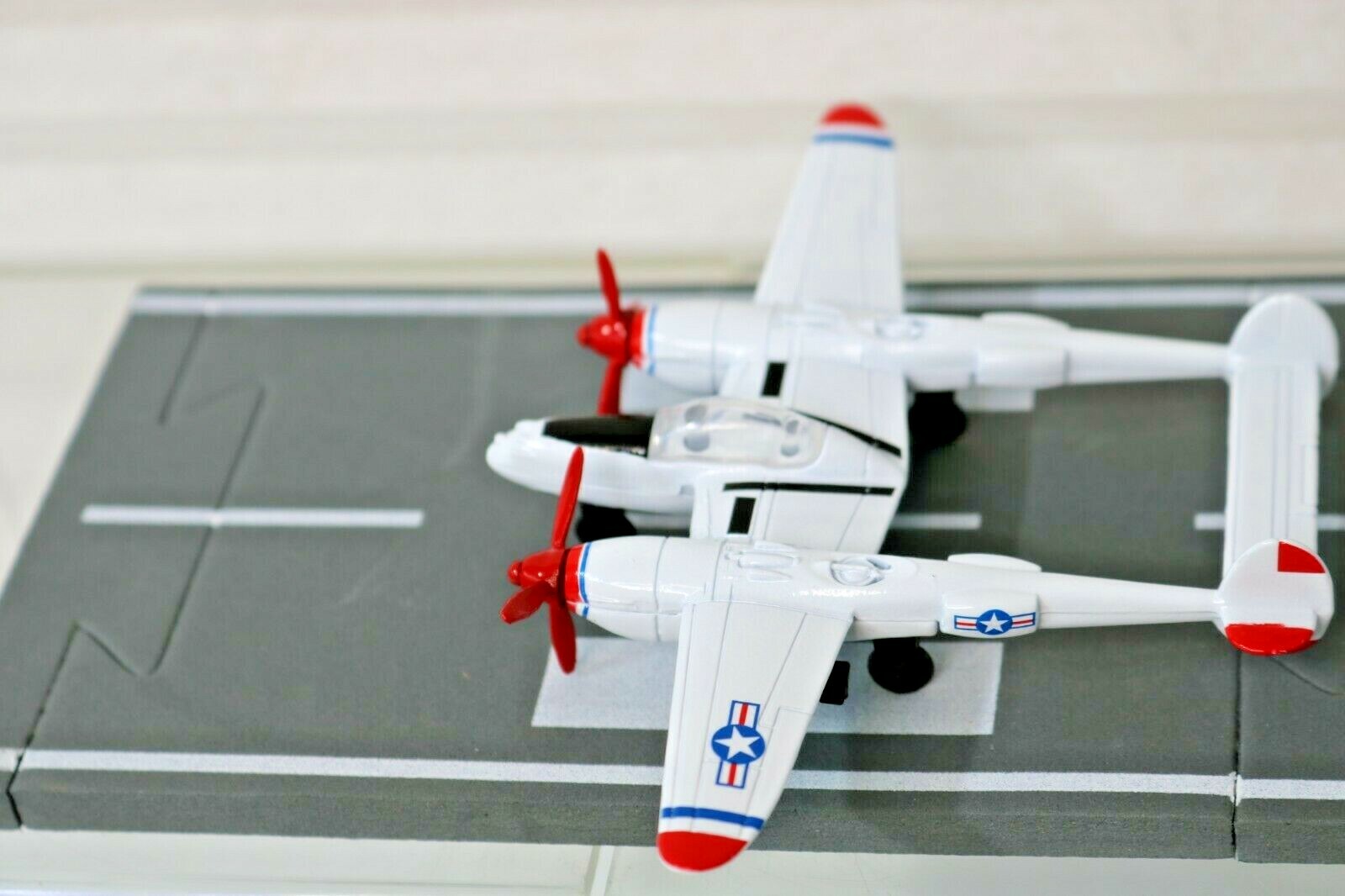 USAAF P-38J Lightning Red Tip 5.5″ X 4″ w/Runway 24 Piece 8″ by Daron RW 175