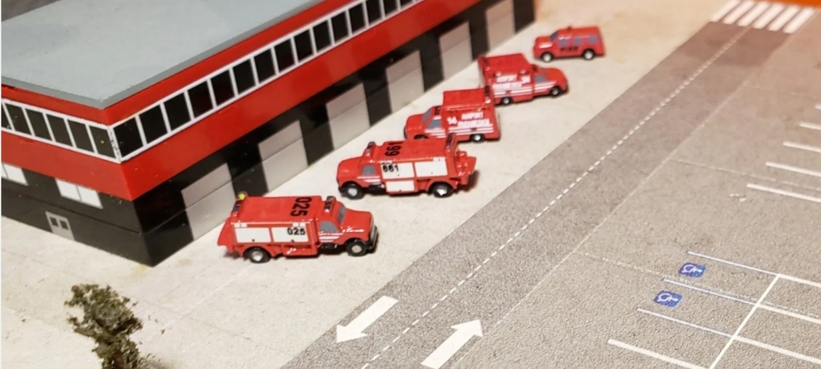 Artistic400 Airport Accessories GSE 1:400 Scale Red Fire Vehicles 5-Pack