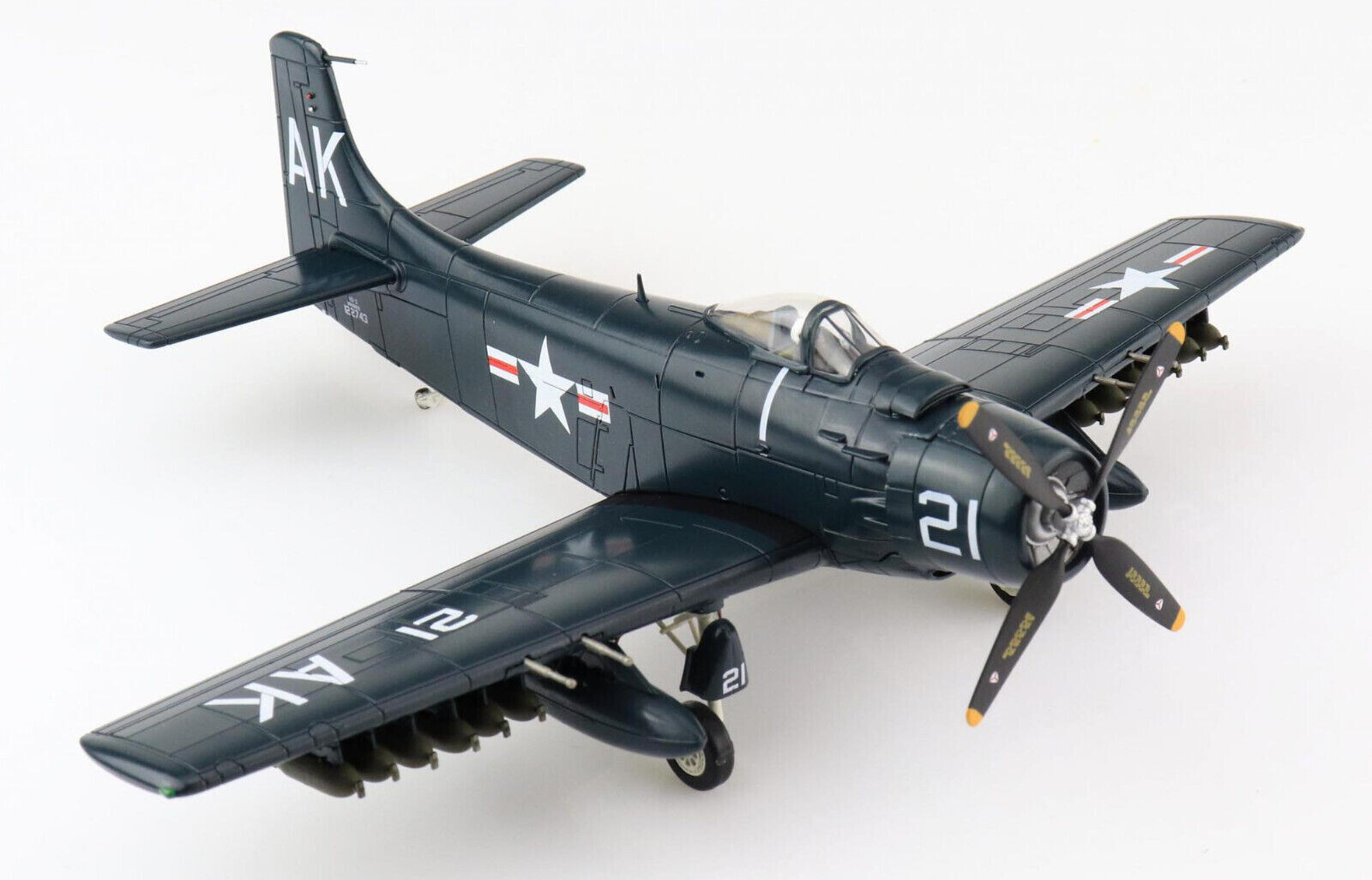 HA2918 1/72 Douglas AD-3 Skyraider 122743 US Marines VMA-121 Wolf Raiders Korea