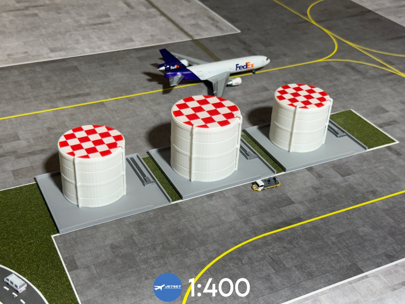 Jetset Models 1:400 x3 Jet Fuel Tanks (White) + Bases