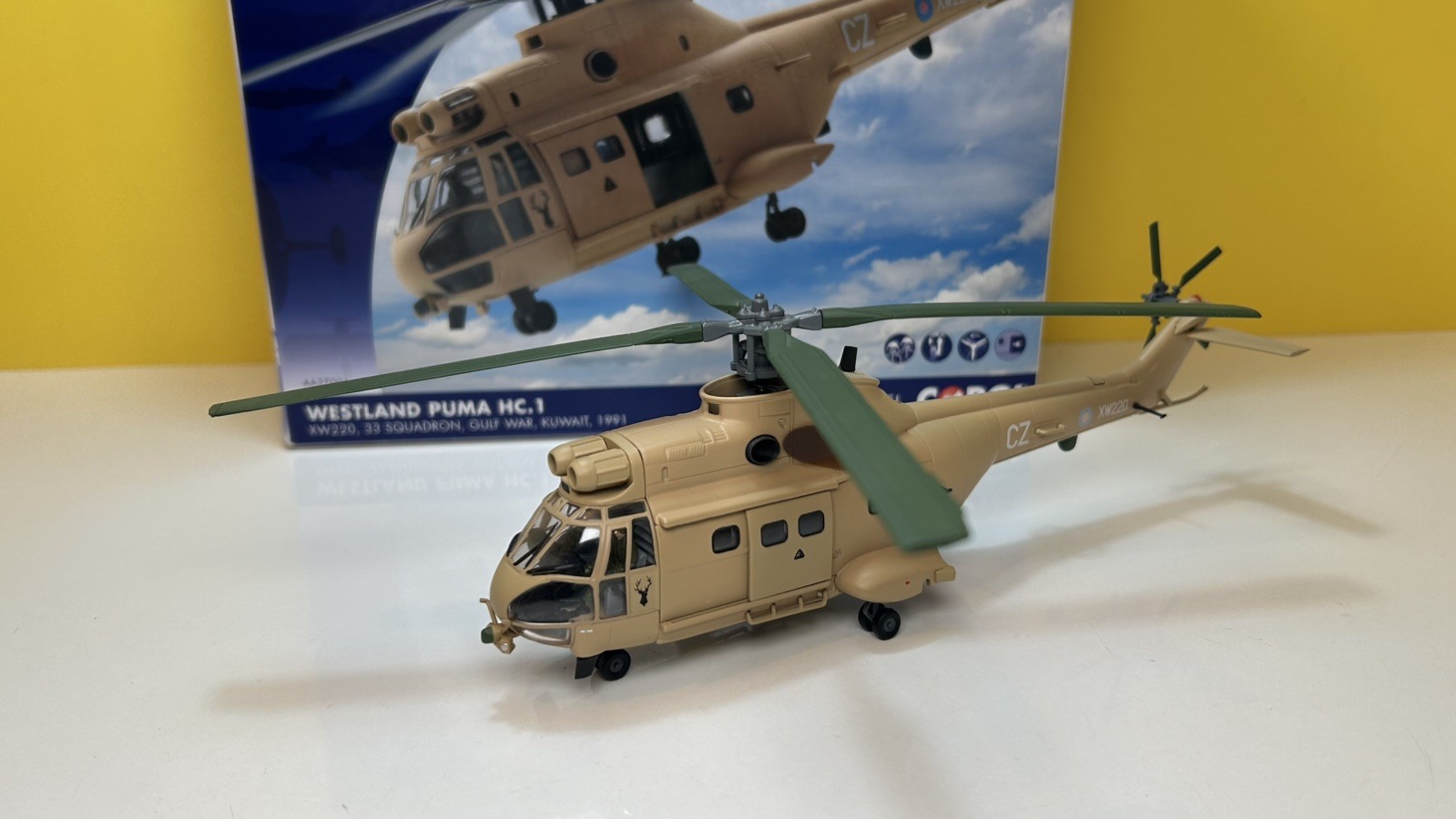 CORGI AA27004 WESTLAND PUMA HC.1 XW220 33 SQD GULF WAR KUWAIT 1991