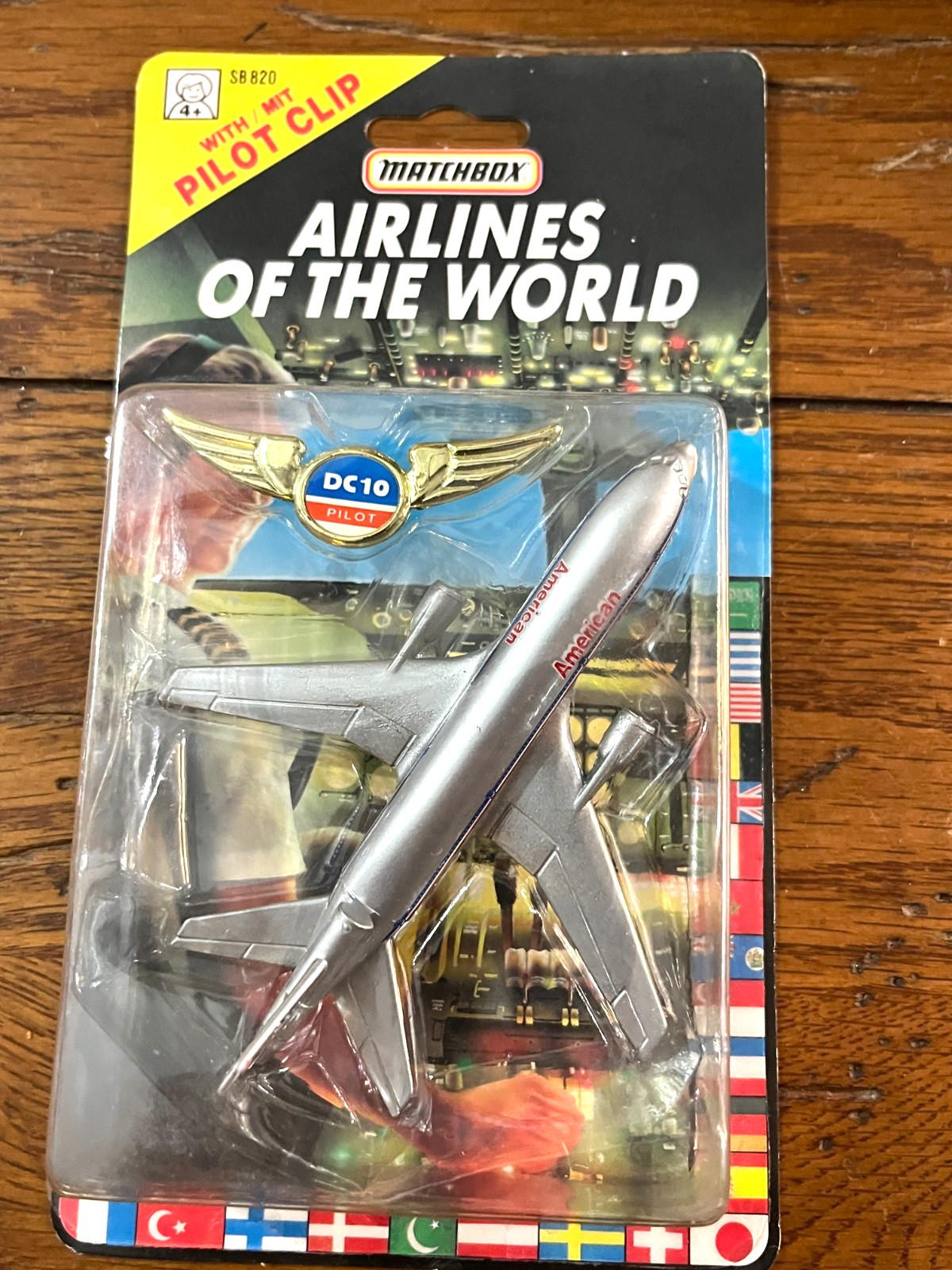 MATCHBOX 1992 AIRLINES OF THE WORLD AMERICAN Pilot CLIP SB820