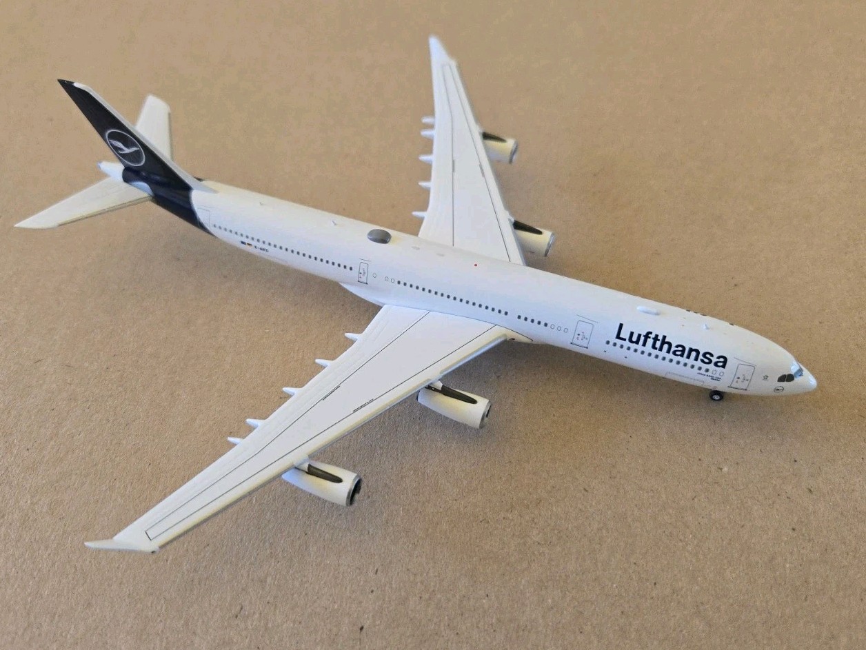 1:400 Airbus A340-300 Lufthansa D-AIFD Panda Model