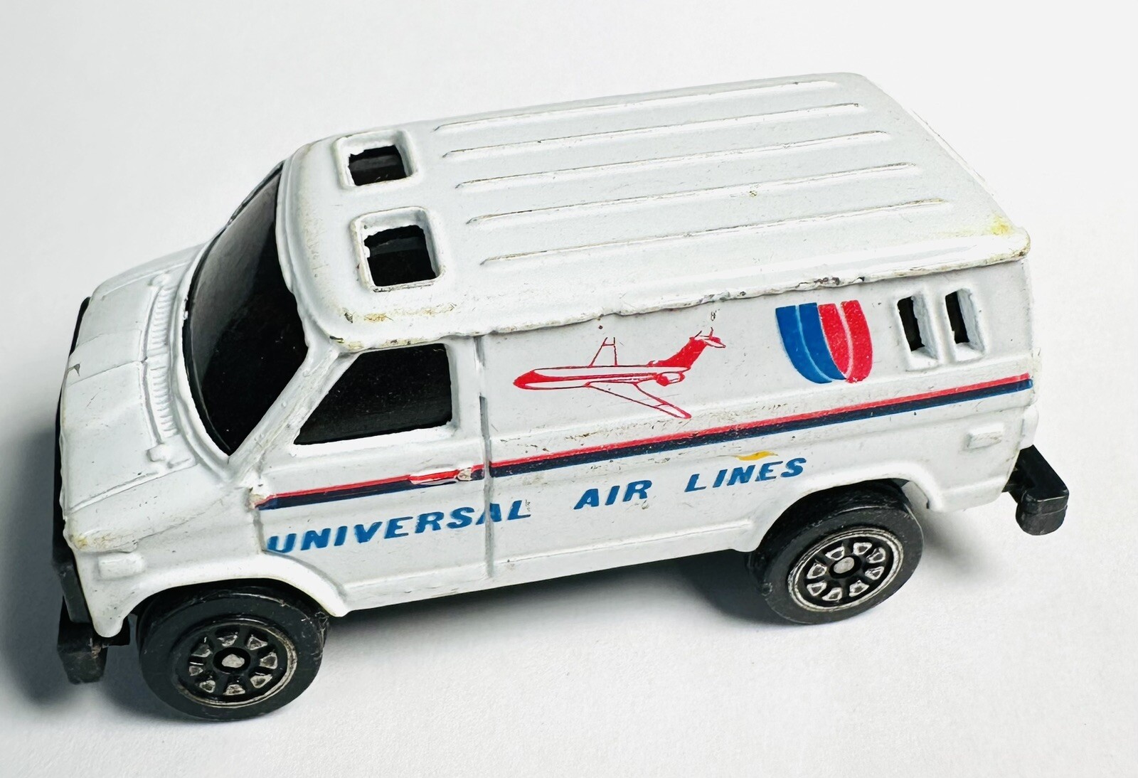 UNIVERSAL AIR LINES Passenger delivery Vehicle. Diecast Realtoy Model 1/64 Scale
