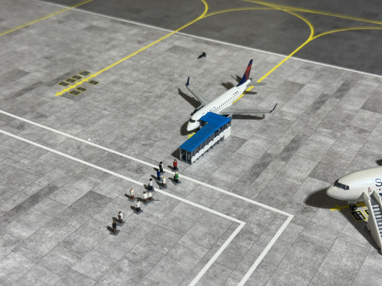 1:400 Scale Airport Accessories x75 Passengers (PAX) For Model Airport