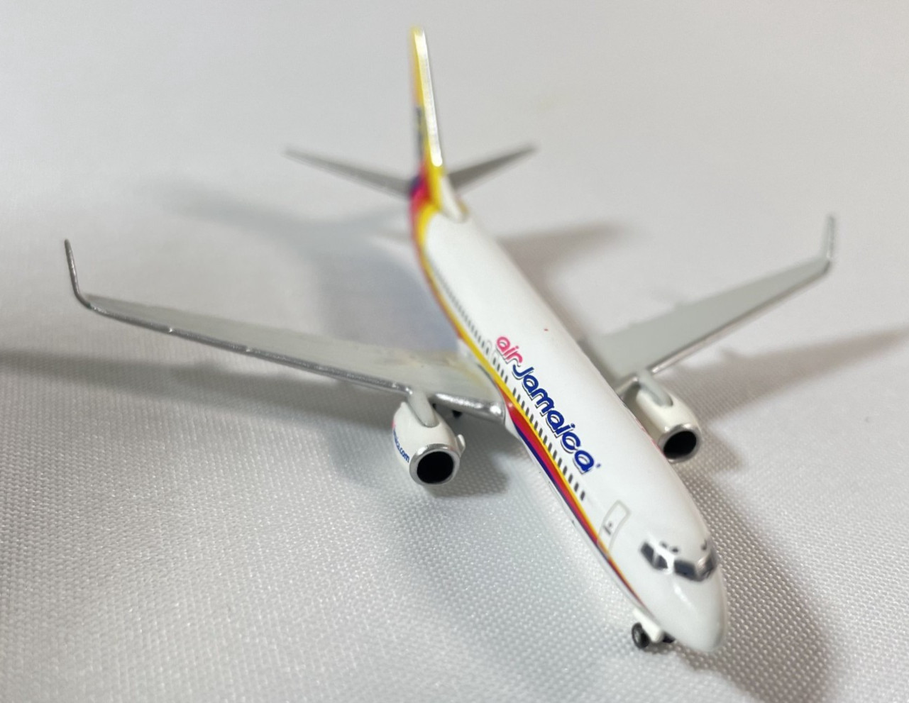 Herpa 1:500 Air Jamaica Caribbean Airlines Boeing 737-800 9Y-JMA 520706 Model