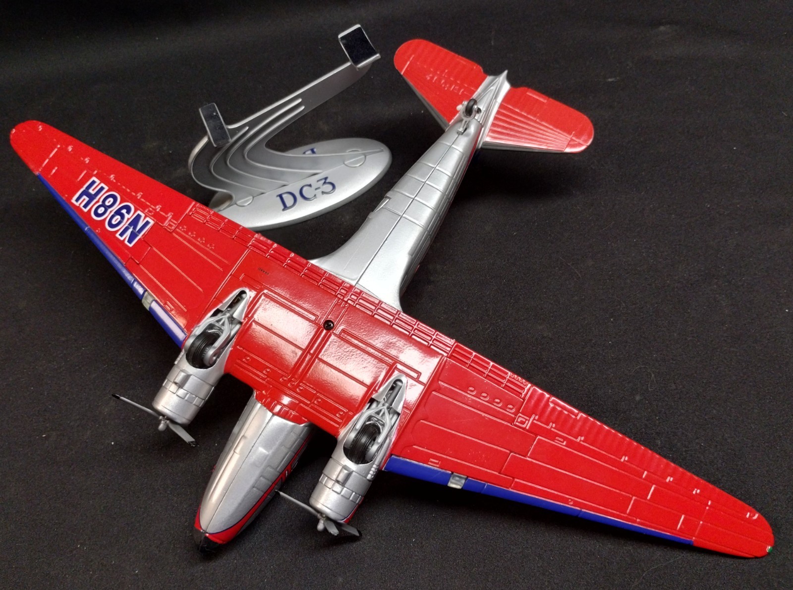ERTL #F591 Die Cast HUMBLE OIL DC-3 Replica Airplane in Box with Stand
