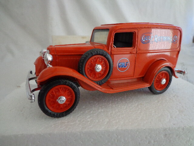ERTL 1932 FORD PANEL GULF OIL DELIVERY BANK 1:25 DIECAST