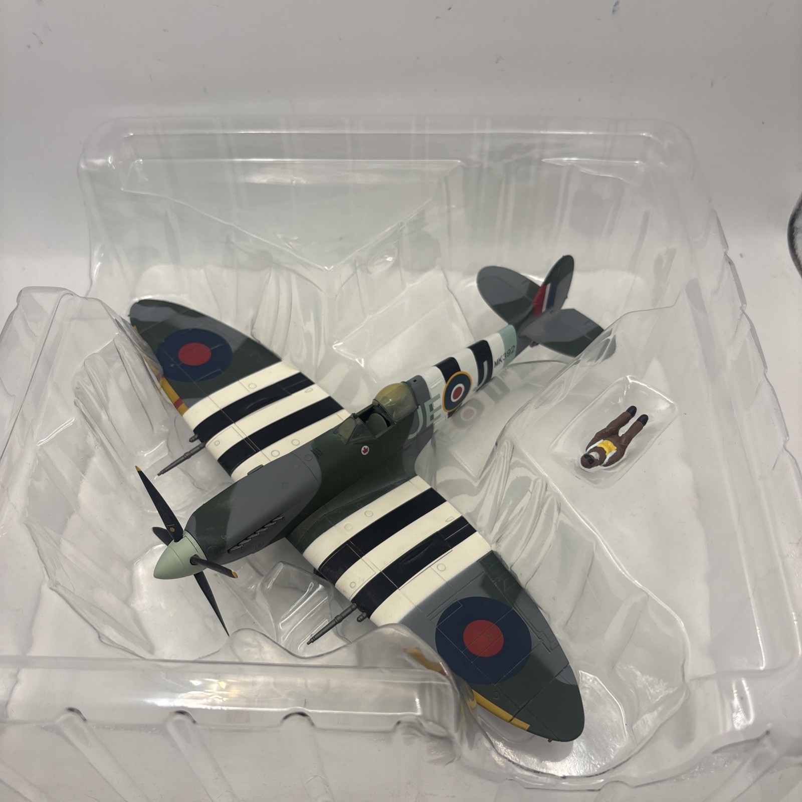 Hobby Master 1:48 Spitfire Mk.IX Johnnie Johnson HA8301 Diecast Plane DAMAGED BO