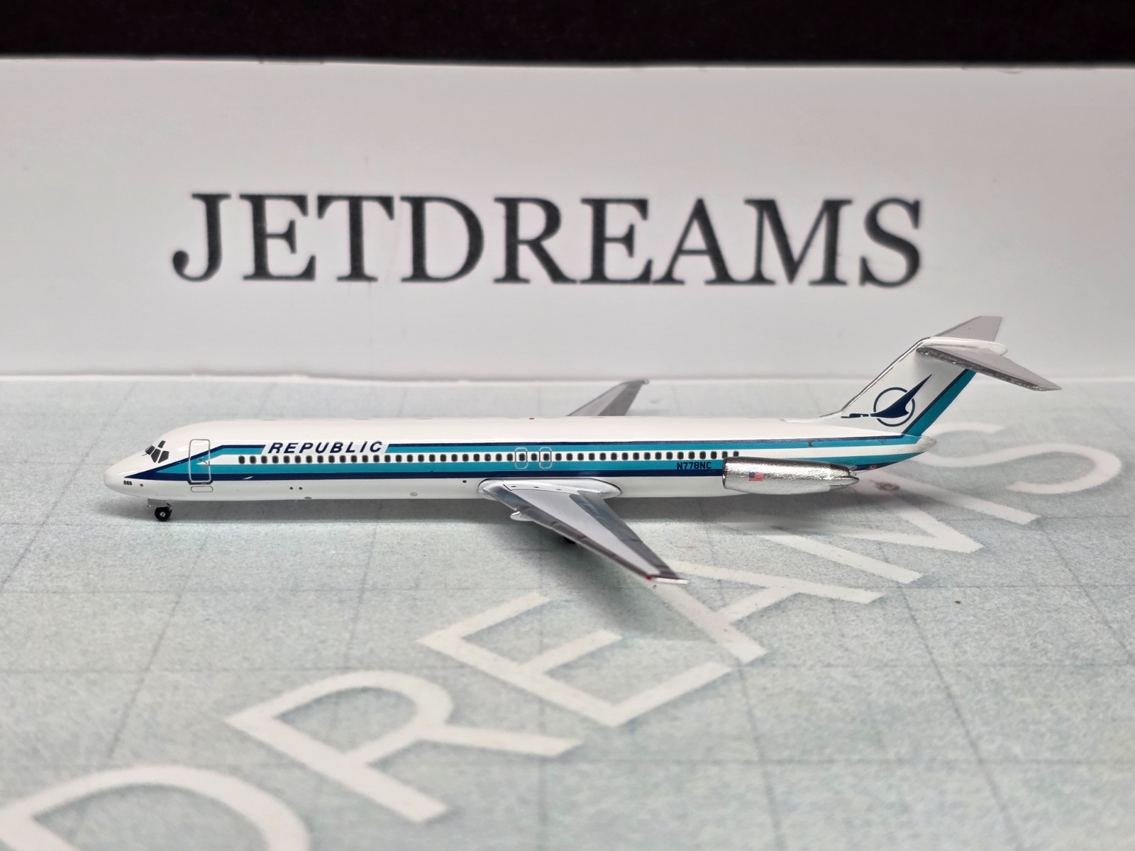 1/400 REPUBLIC AIRWAYS DOUGLAS DC-9-51 1970’S COLORS N778NC AEROCLASSICS