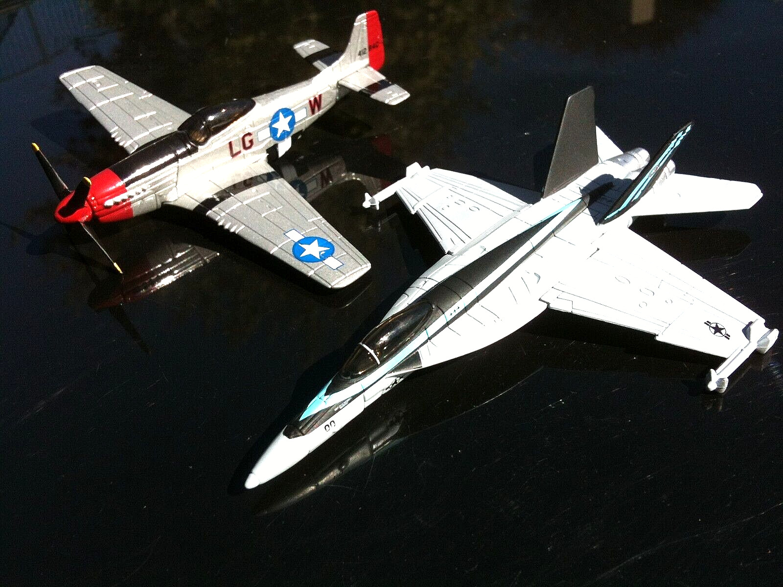 Corgi Top Gun Maverick, F/A-18E & P-51D 2 Pieces Set Diecast Models 1:150 Scale