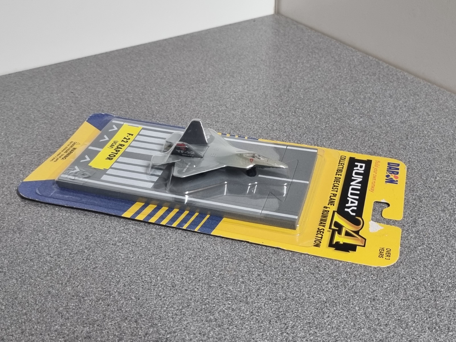 Daron Runway 24 Diecast F-22 Raptor (USAF) & Runway Section Sealed