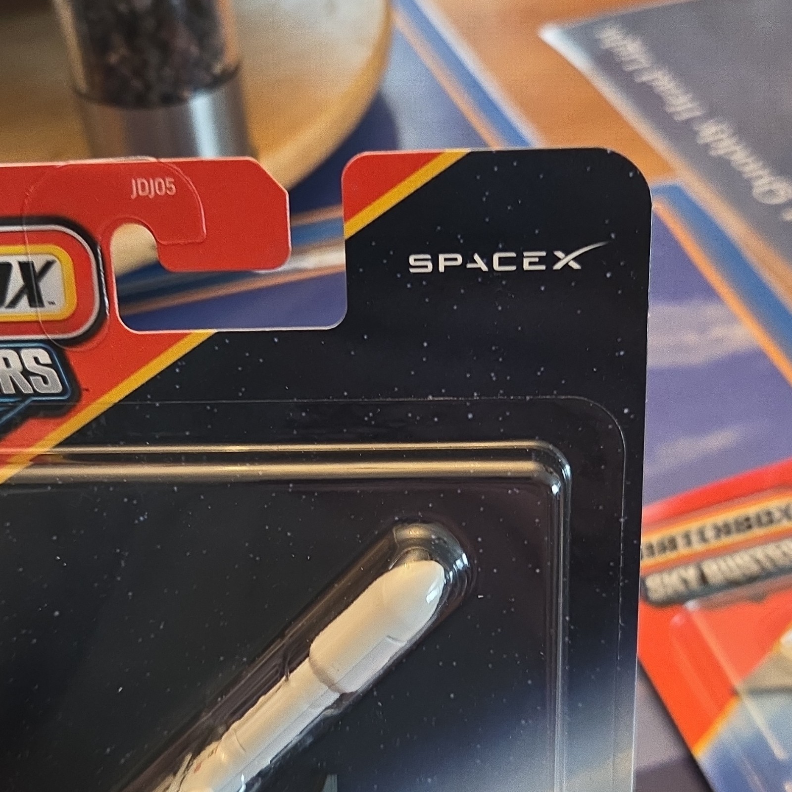 Matchbox Sky Busters SpaceX Falcon Heavy Rocket w/ Stand White Black JDJ05